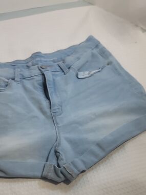 No Boundaries Light Wash Denim Jean Shorts